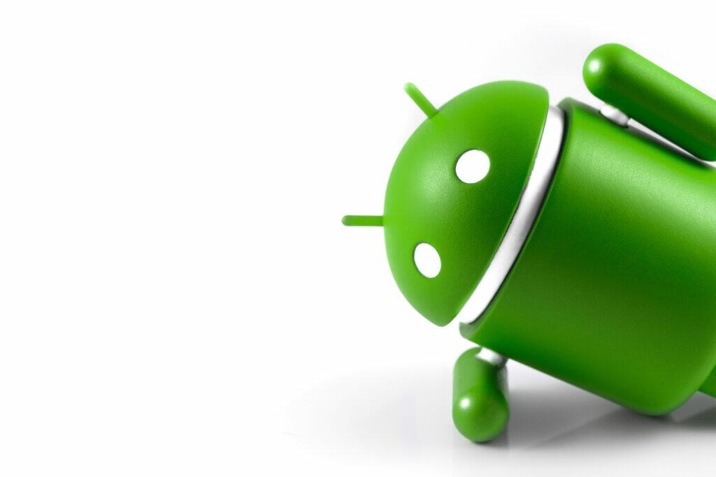 Imagem do personagem Android, o robô verde representando o sistema operacional do Google, em um fundo branco, com foco na sua cabeça com antenas.