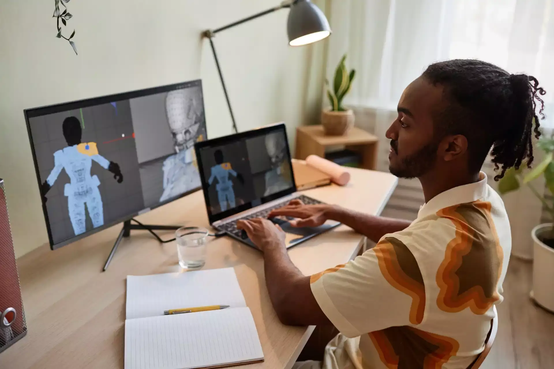 Homem criando um modelo 3D em um computador com dois monitores, ilustrando o trabalho dos melhores designers de games