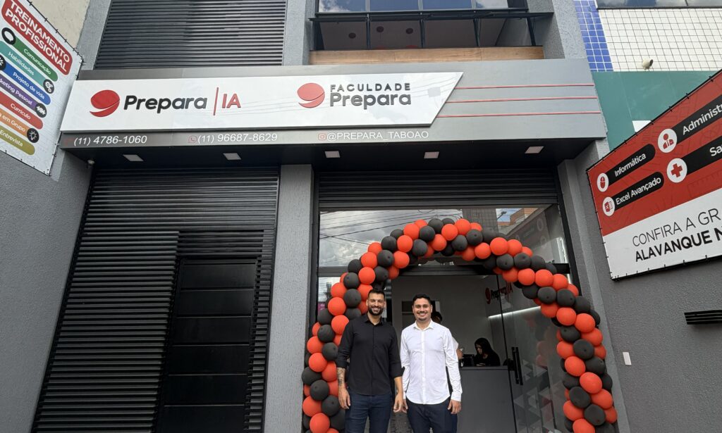 Inauguração da unidade do Prepara IA em Taboão da Serra, escola com inteligência artificial, promovendo cursos profissionalizantes e educação com IA na região.