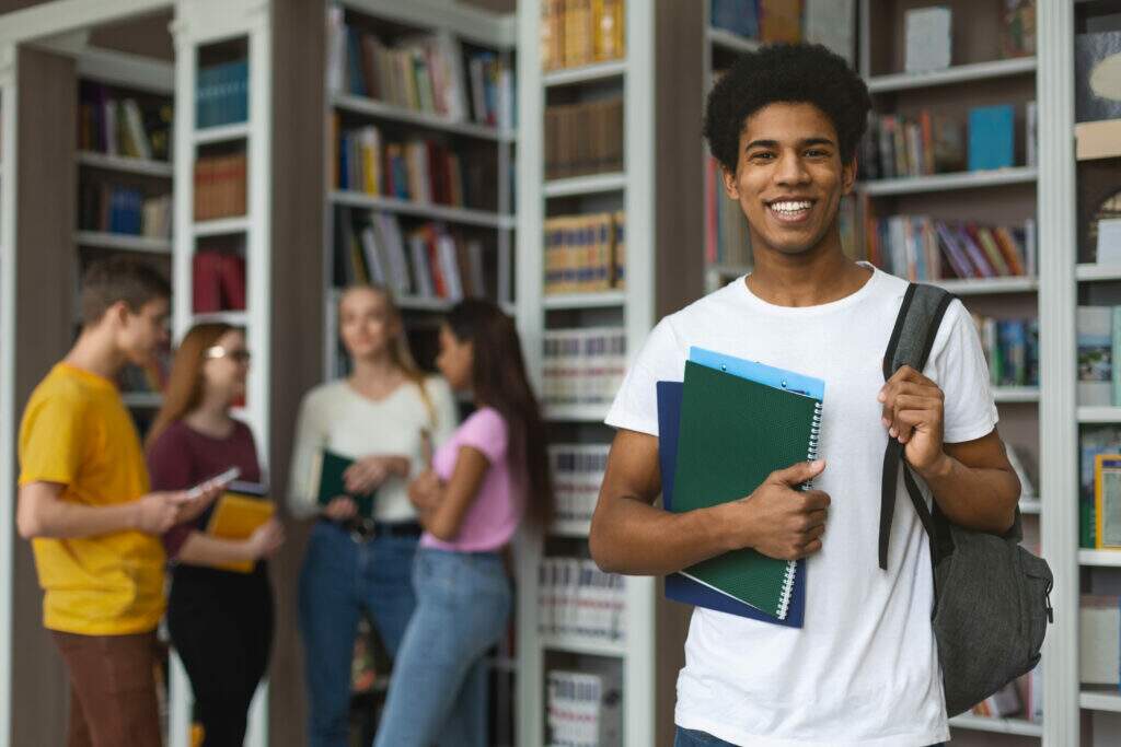Ambiente acadêmico com estudantes e livros representando o que é bacharelado