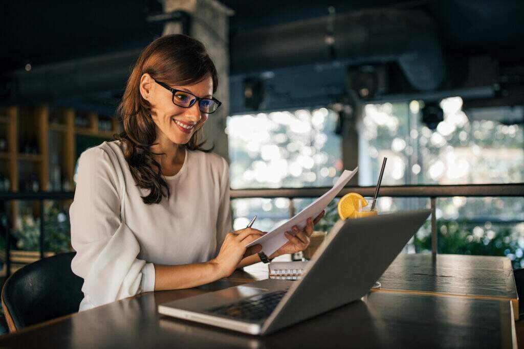 Profissional monitorando gráficos financeiros e relatórios para controle de gastos e organização financeira.