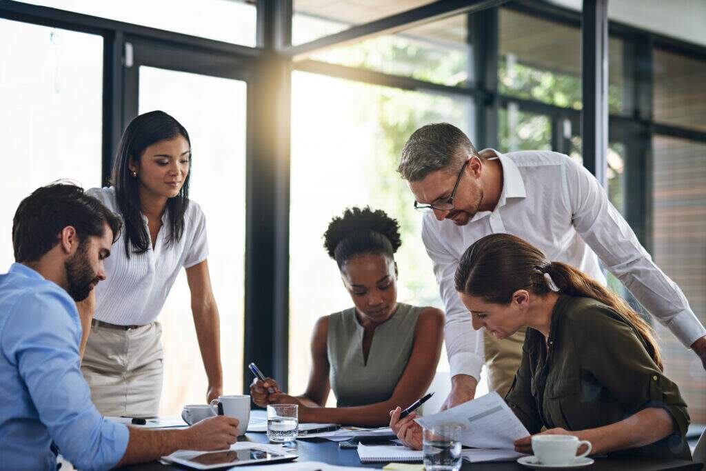Educação financeira para iniciantes com organização do dinheiro, controle financeiro, planejamento de gastos e formação de reserva financeira.