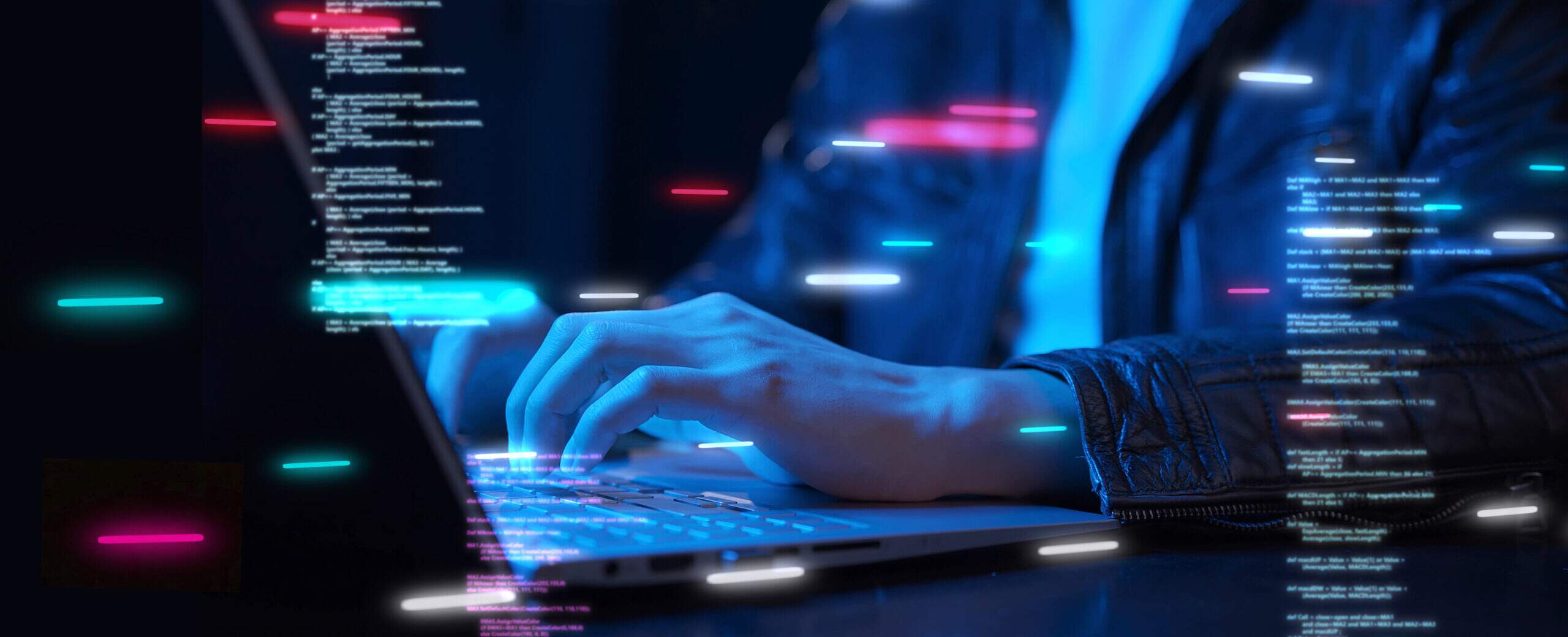 Pessoa programando em um notebook com linhas de código na tela, representando o desenvolvimento de software e o aprendizado de programação.