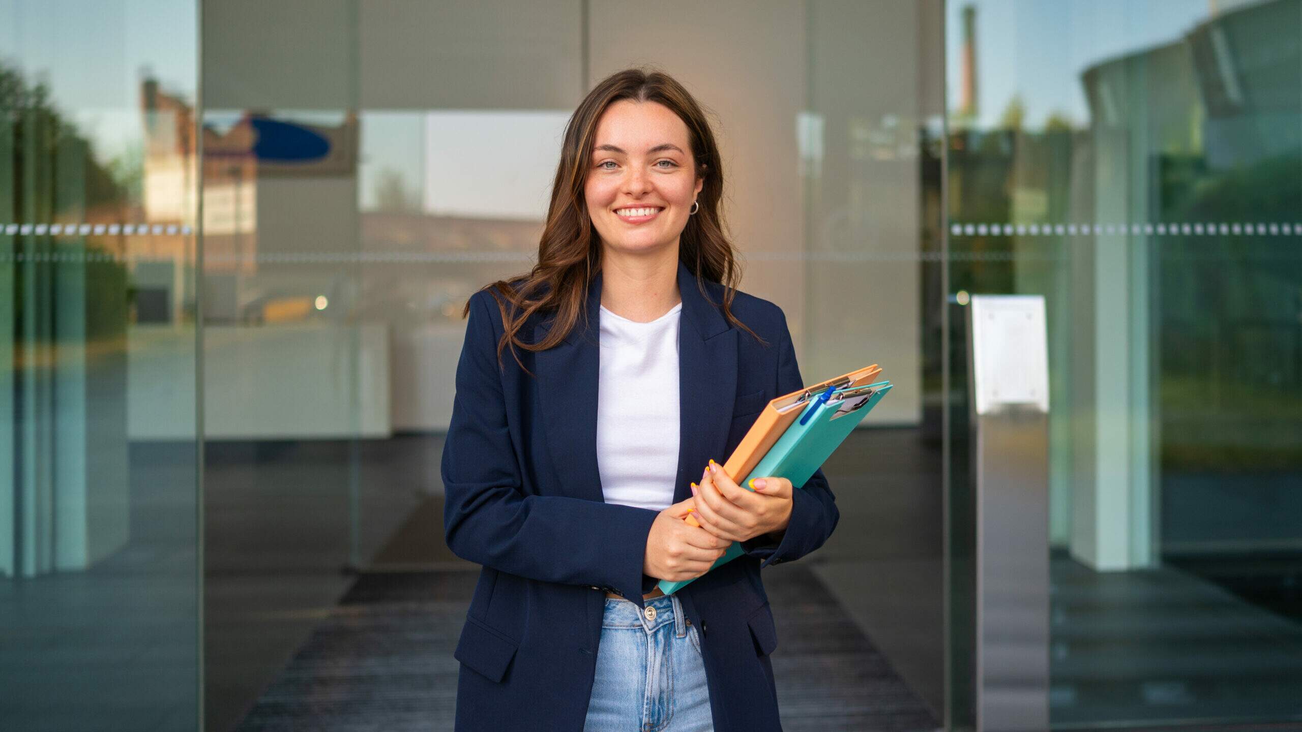 Mulher em ambiente profissional representando empregabilidade e preparação para o mercado de trabalho, Empregabilidade.