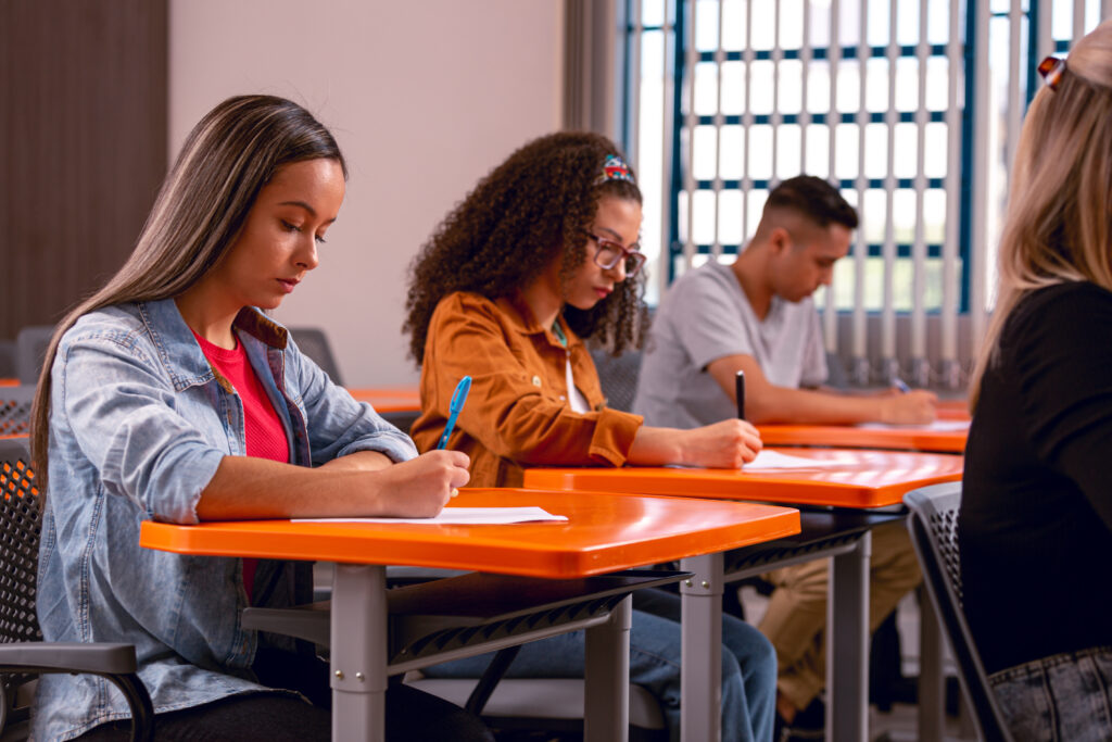 Estudantes fazendo prova em sala de aula para o Enem 2026