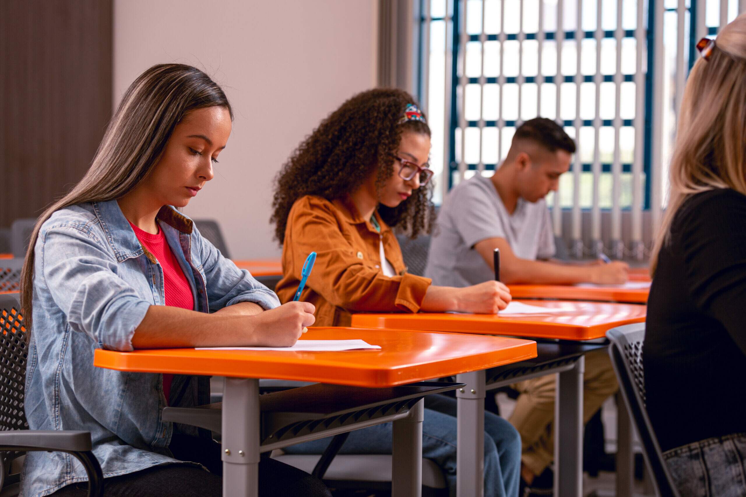 Estudantes fazendo prova em sala de aula para o Enem 2026