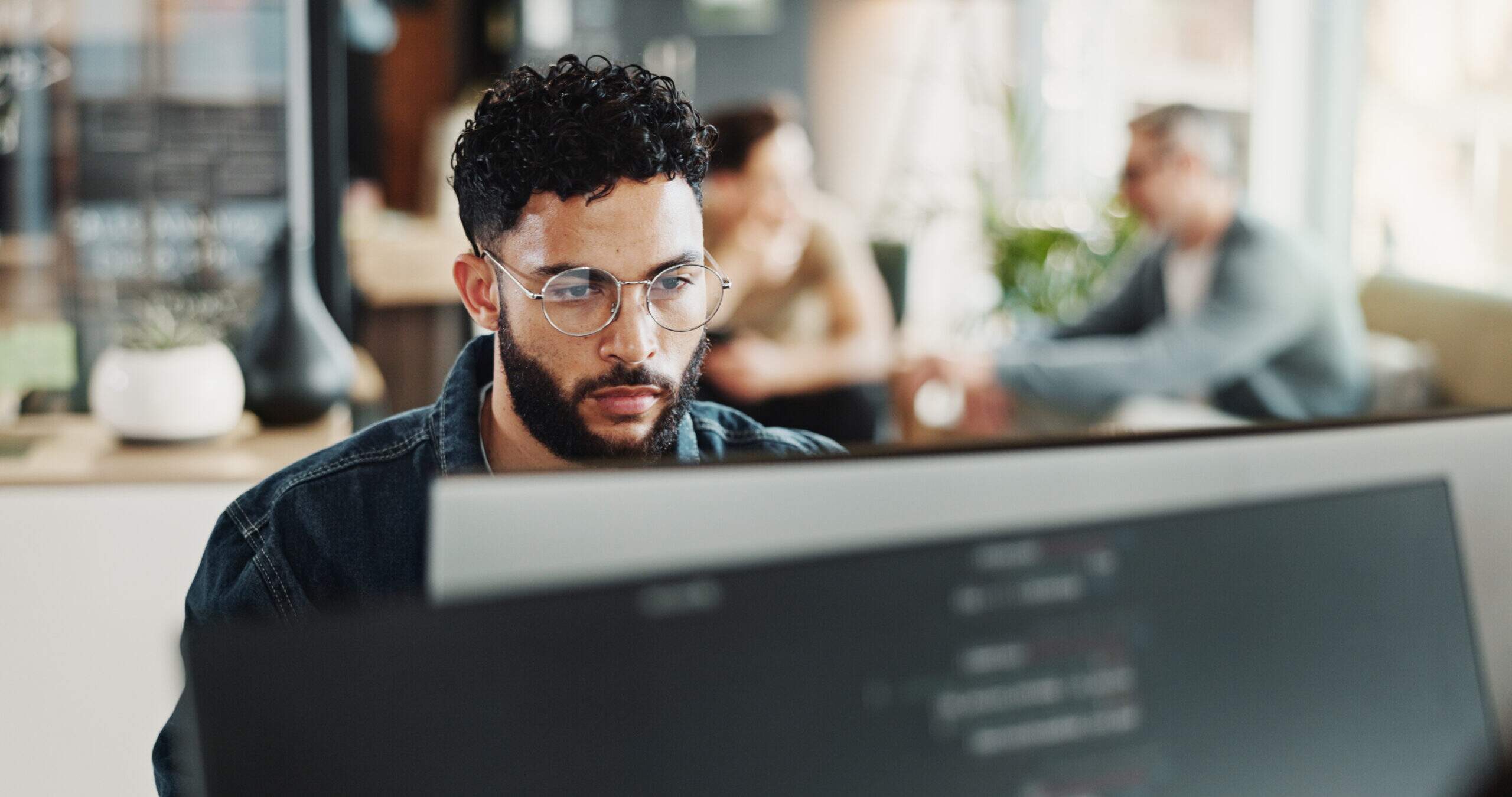 Mudar de carreira para tecnologia: jovem desenvolvedor no trabalho